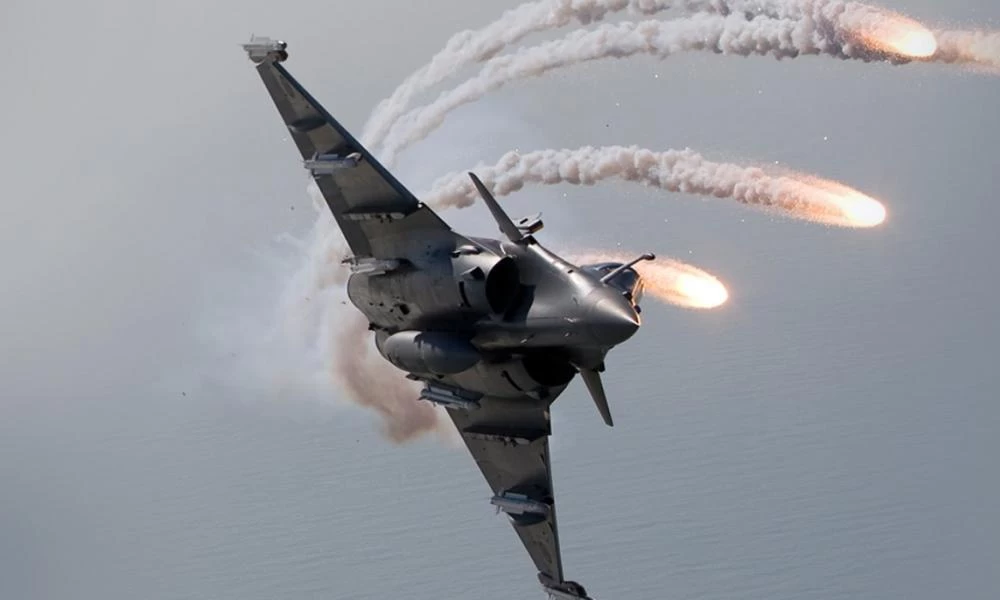 Εκνευρισμός στην Γαλλία: Ερασιτεχνικοί χειρισμοί από την ελληνική πλευρά στη υπόθεση των Rafale